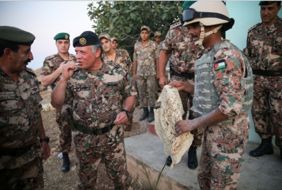 الملك يقضي الليلة على الحدود الأردنية السورية ( صور ) الملك يقضي الليلة على الحدود الأردنية السورية ( صور )
